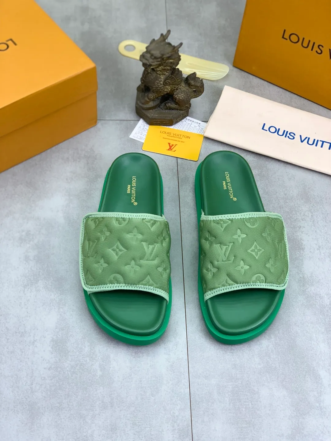 Men's shoes 💰P320 💰[New style]🆘 Original quality [LOUIS VUITTON] The popular Louis Vuitton LV men's slippers on the official website are on sale simultaneously! Original fabric imported from Italy, original factory special supply, code number: 38-44 (45 customized), many colors available
